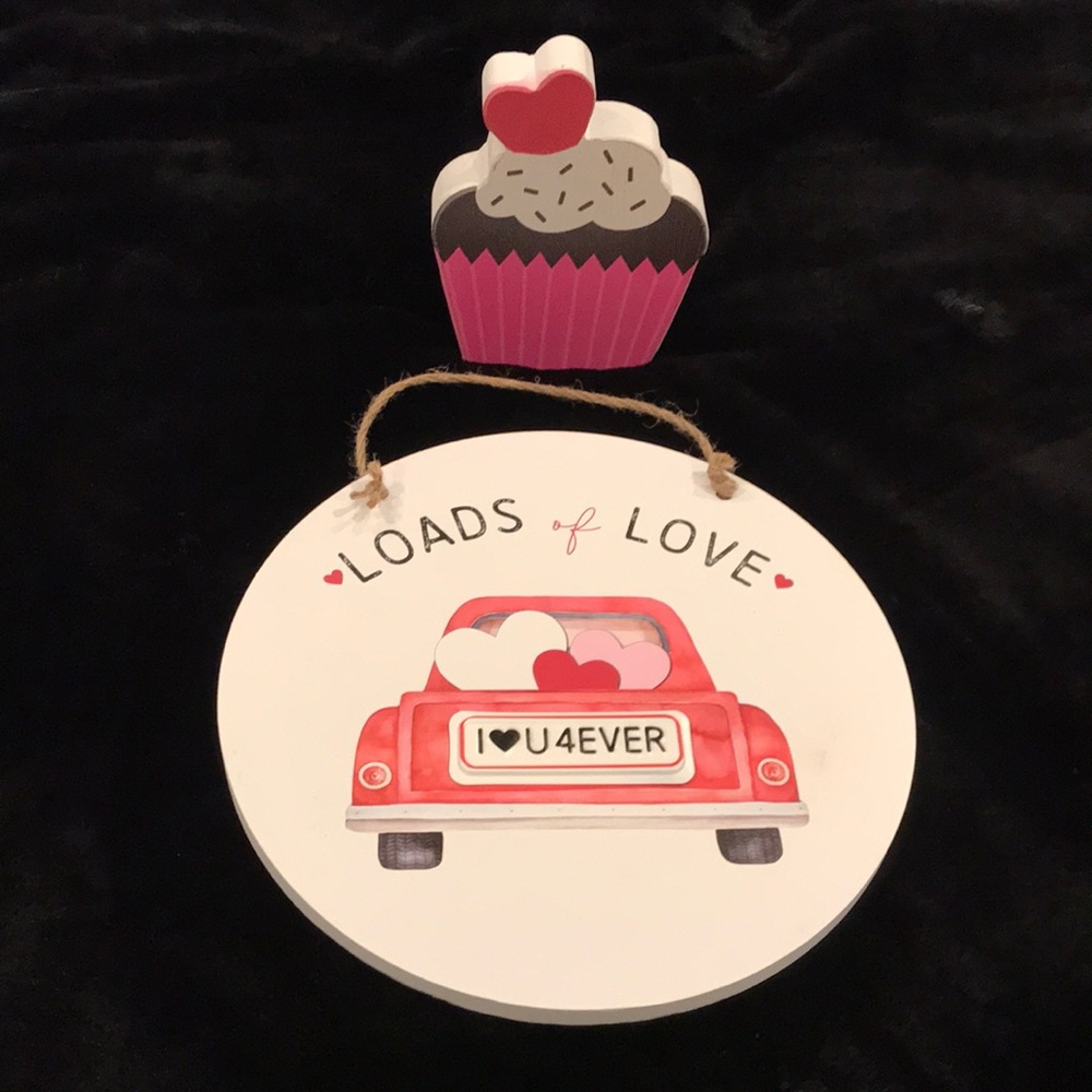 Brand new set of Valentines decor